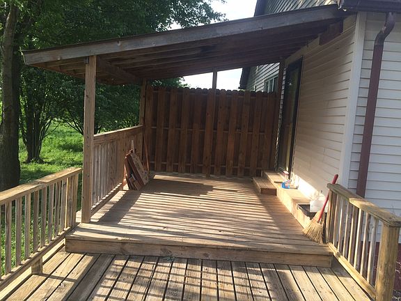 Deck on back with roof