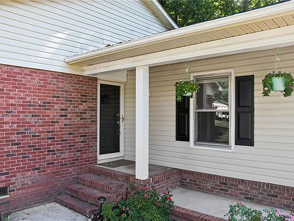 3rd image of 611 Woodland Dr