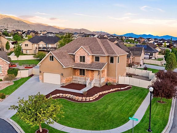 2nd image of 2733 S Bellflower Cir