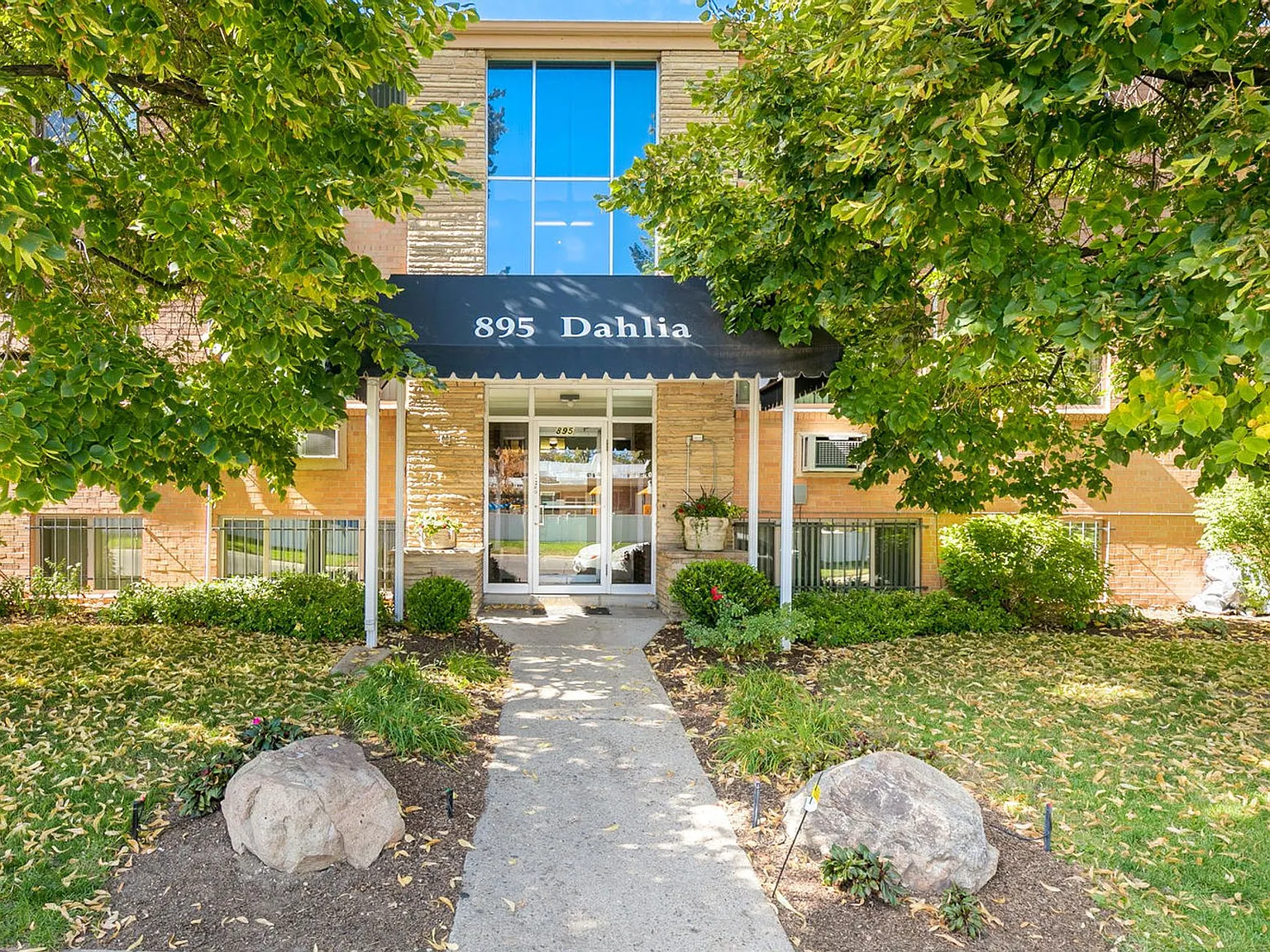Dahlia Apartments — Photo 1