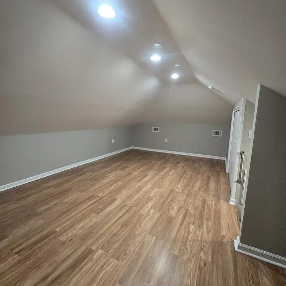653 E Henry St — Photo 11