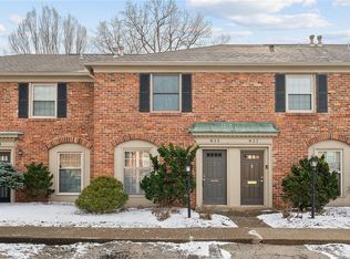 635 Robinwood Dr, Pittsburgh, PA 15216