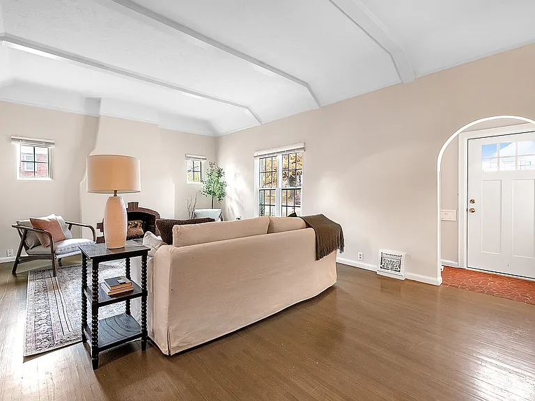 556 S Belmont St — Photo 3