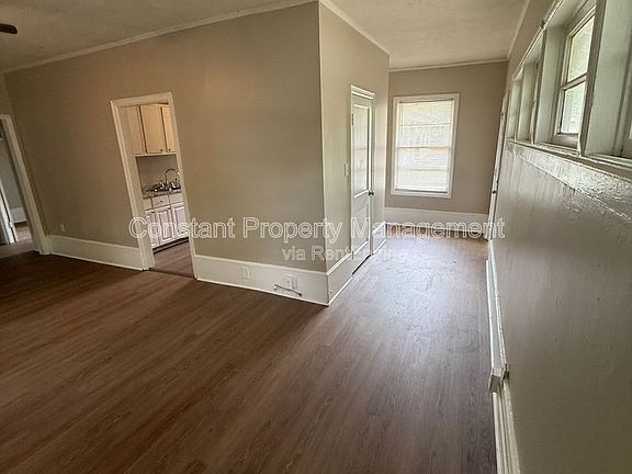 5th image of 614 W Poplar St
