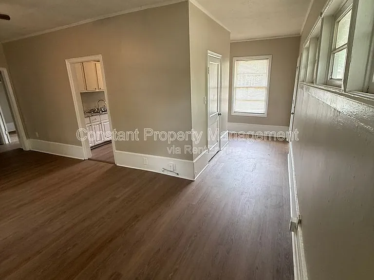 614 W Poplar St — Photo 5
