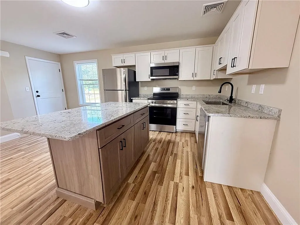 3 bed, 1.0 bath, 1230 sqft, $2,500 — Photo 3