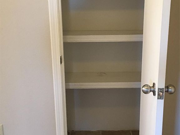5th image of 504 E Sarah Ave