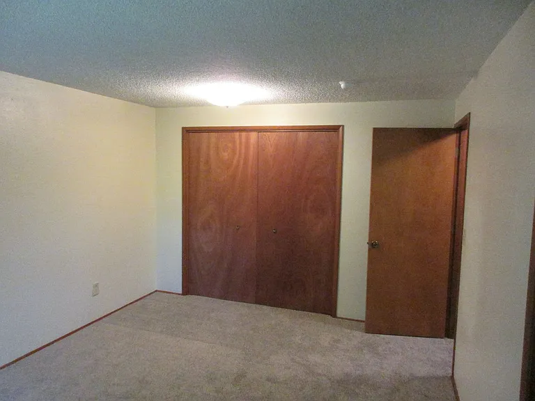 Large 2 bedroom w/ New carpet! — Photo 16