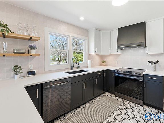 3rd image of 720 Giles Dr NE