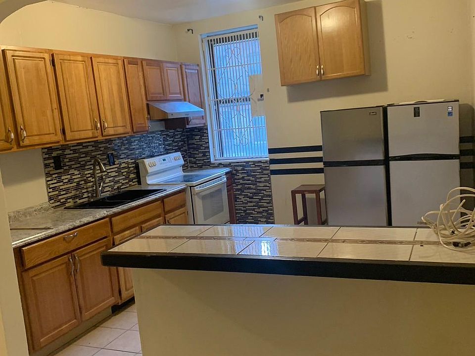 2nd image of 2315 Loring Pl N APT 1