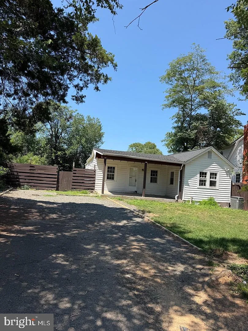 3 bed, 2.0 bath, 990 sqft, $3,200 — Photo 4