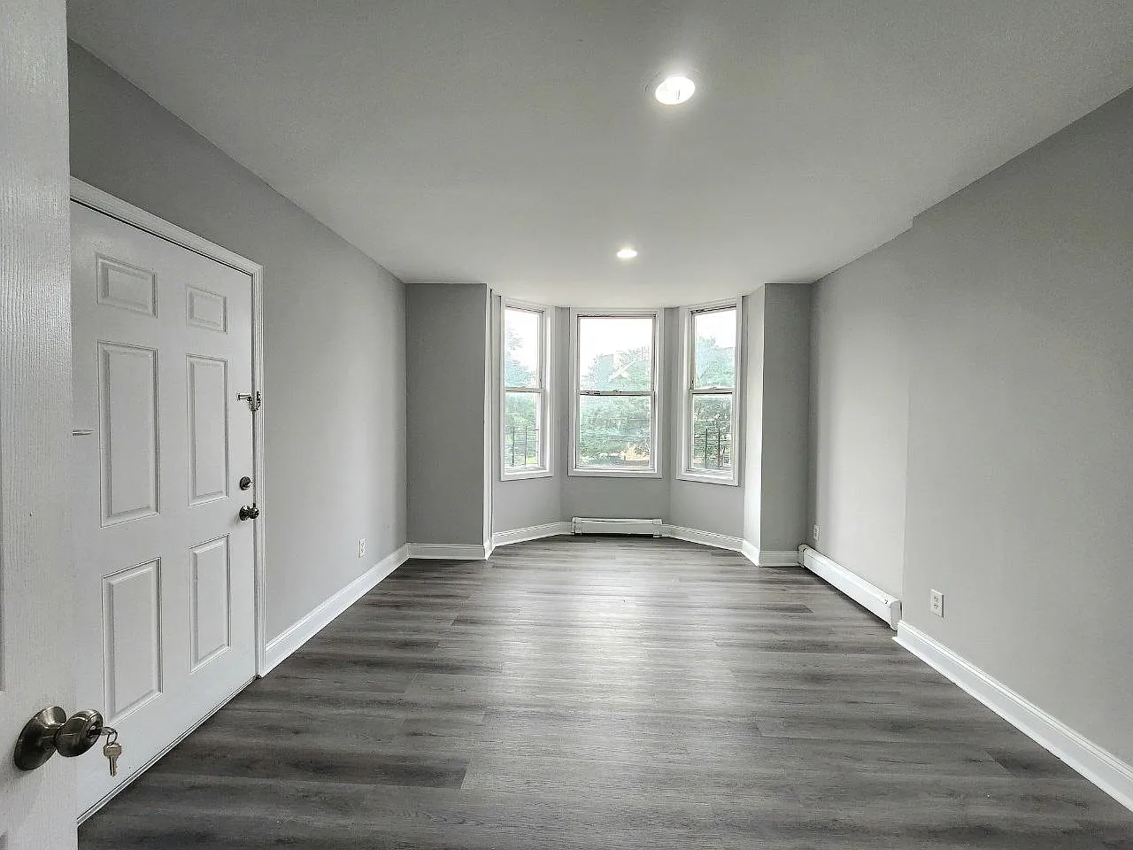 3 bed, 950 sqft, $1,995 — Photo 1