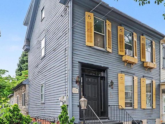3rd image of 226 E King St