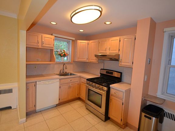 4th image of 2419 Fenton Ave