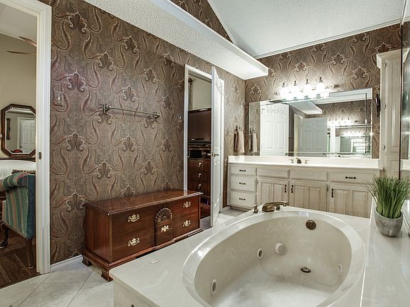 5th image of 5212 Whispering Oaks Dr