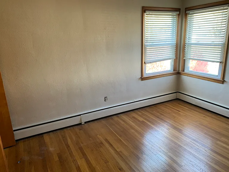 565 E Division St #4 — Photo 7