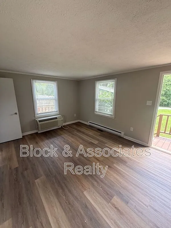 3 bed, 1.5 bath, $1,350 — Photo 3