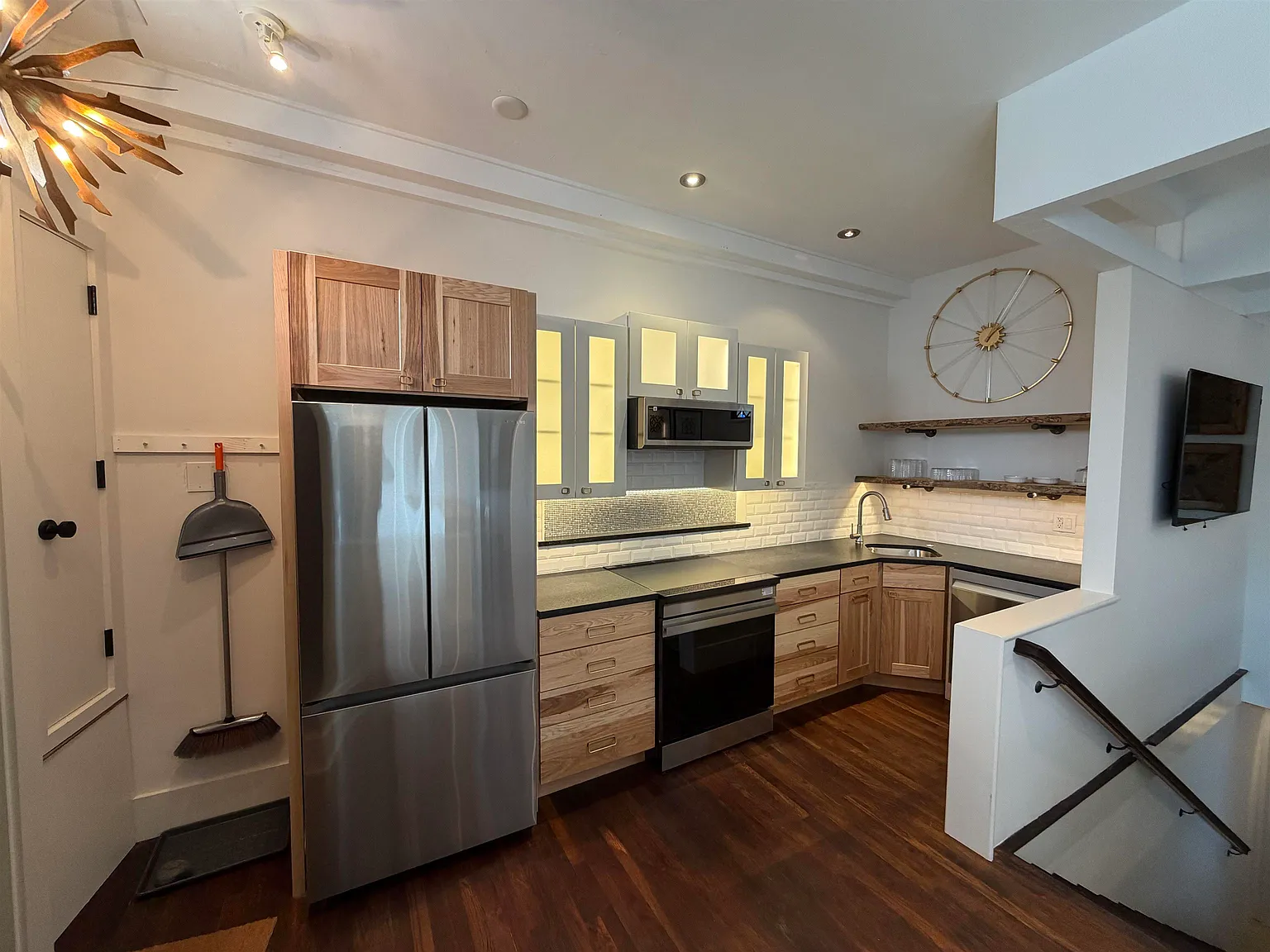 4 bed, 1.0 bath, 600 sqft, $2,790 — Photo 2