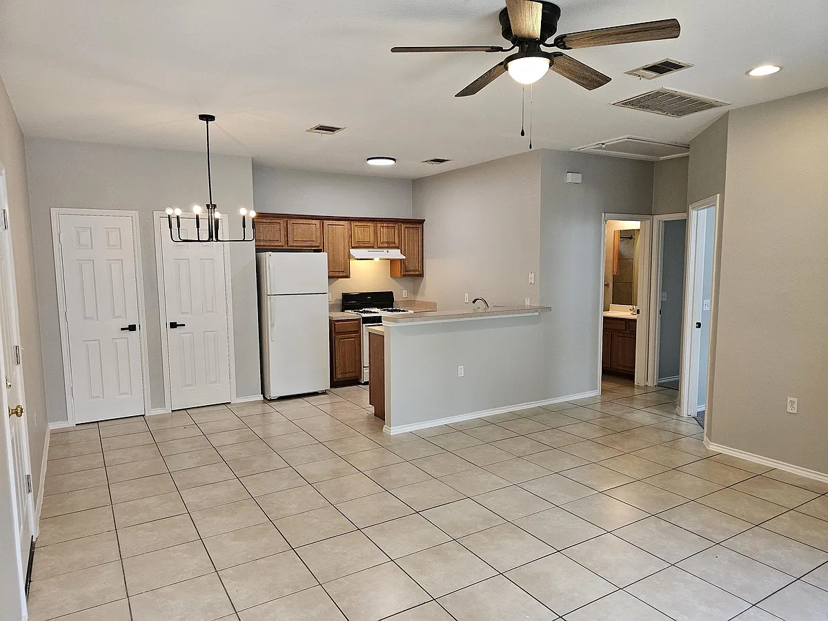 Building Photo - 7617 Bennett Ave #B