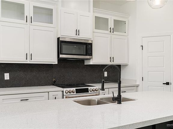 3rd image of 801 Helen Ave