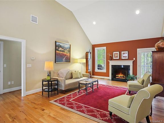 4th image of 437 E Carriage Dr