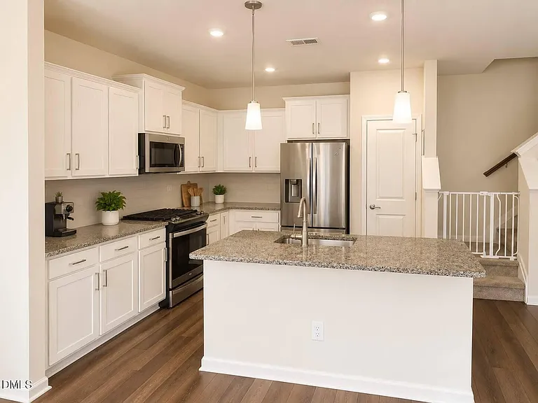 328 Villanova Dr — Photo 10