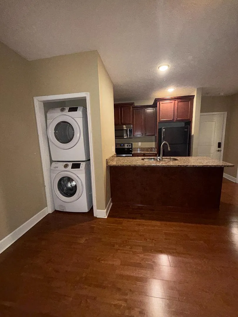 927 College St - Studio — Photo 4