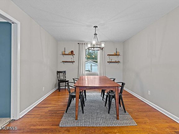 4th image of 403 Cardinal Drive