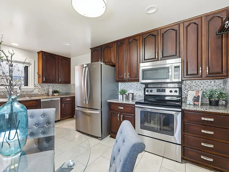894 Orkney Ave — Photo 10