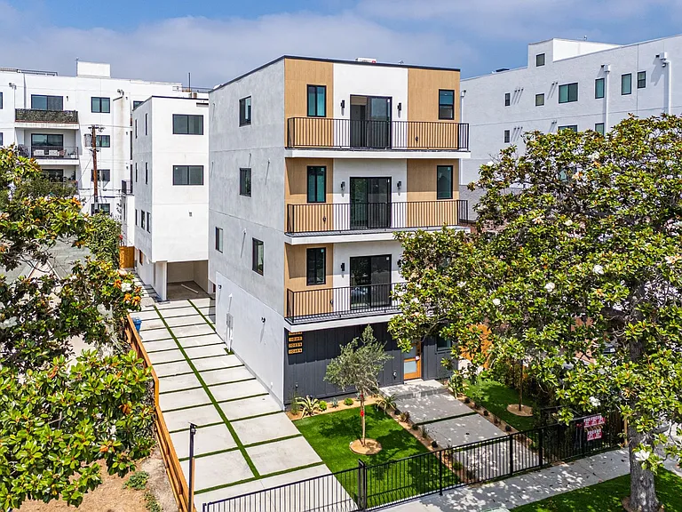 Gorgeous New Townhomes Next To la Cienega Park — Photo 10