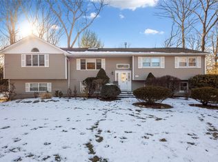 23 Edgebrook Ln, Airmont, NY 10952