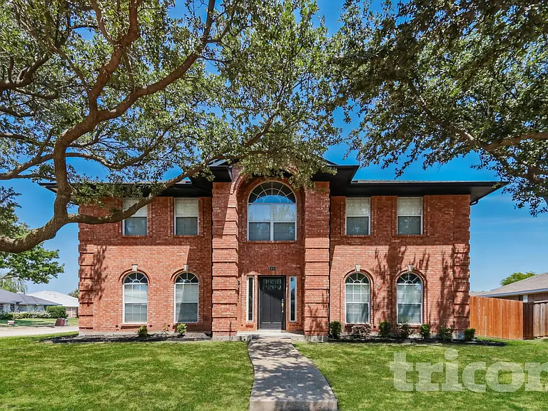 8401 Manchester Dr — Photo 1