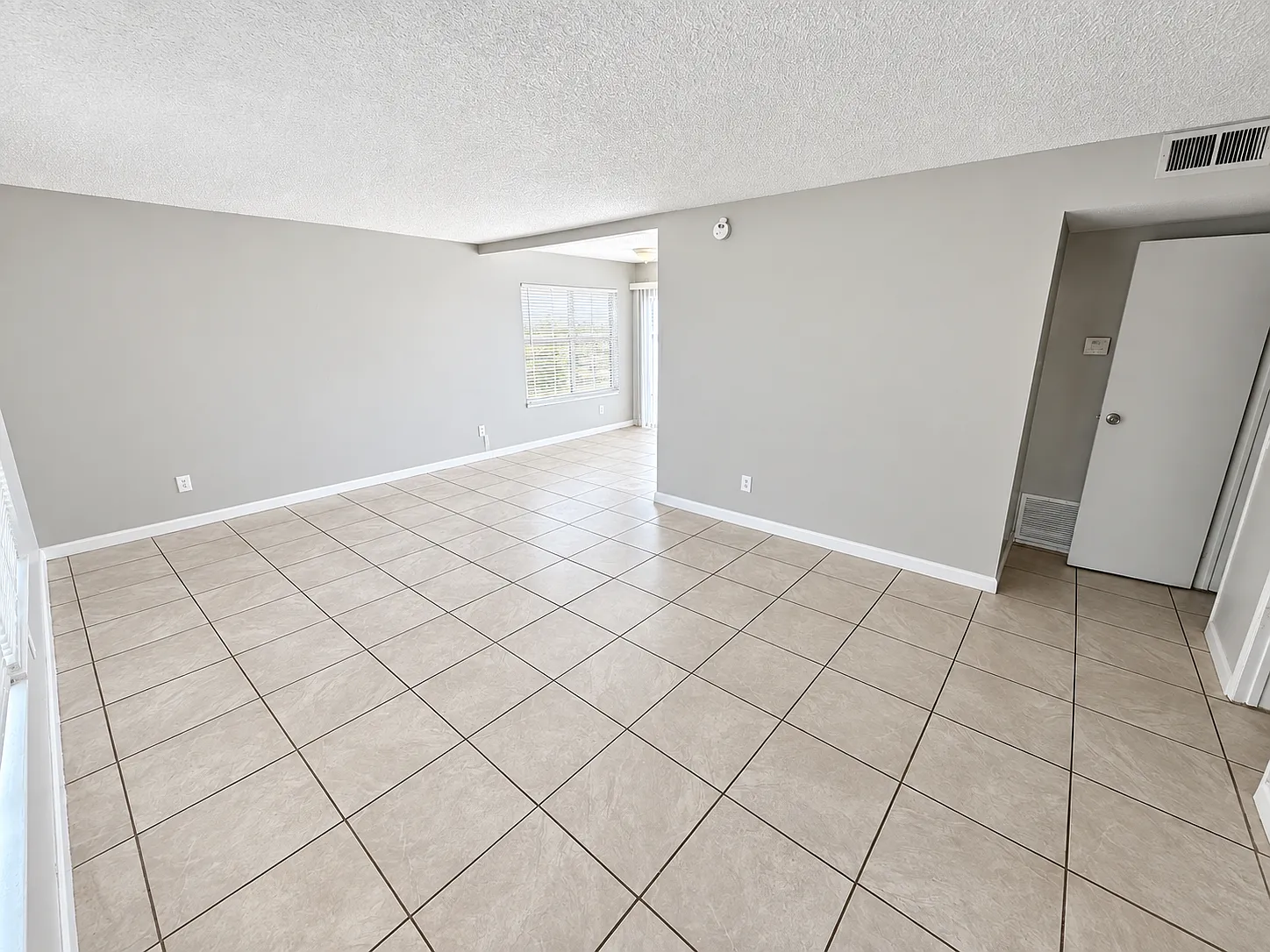 3 bed, 1108 sqft, $2,350 — Photo 2