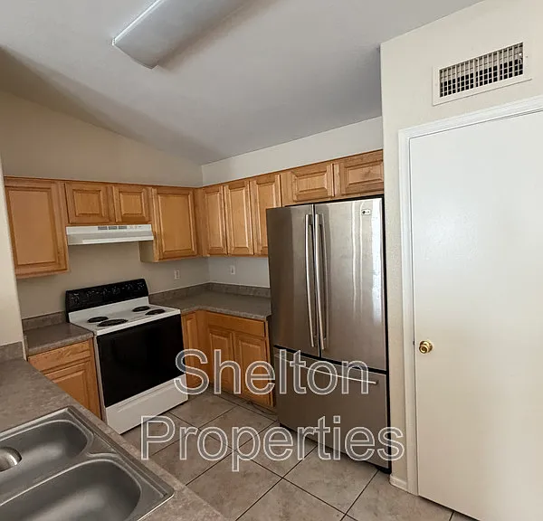 12725 W Hearn Rd — Photo 2