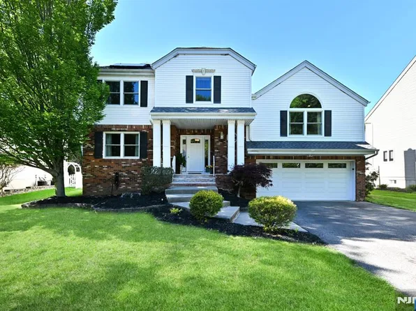 142 Geiger Dr, River Vale, NJ 07675
