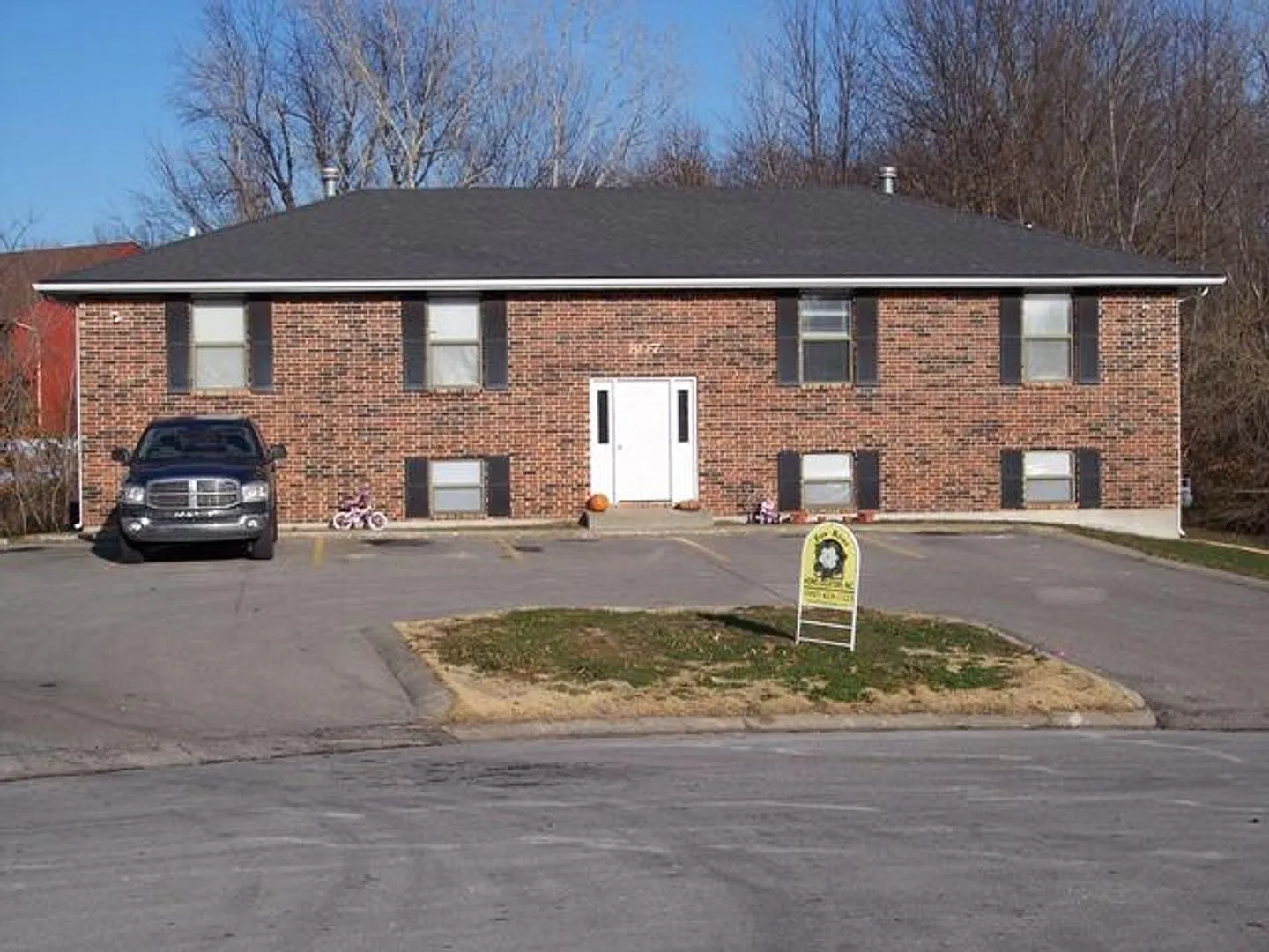 807 Foster Ln — Photo 1
