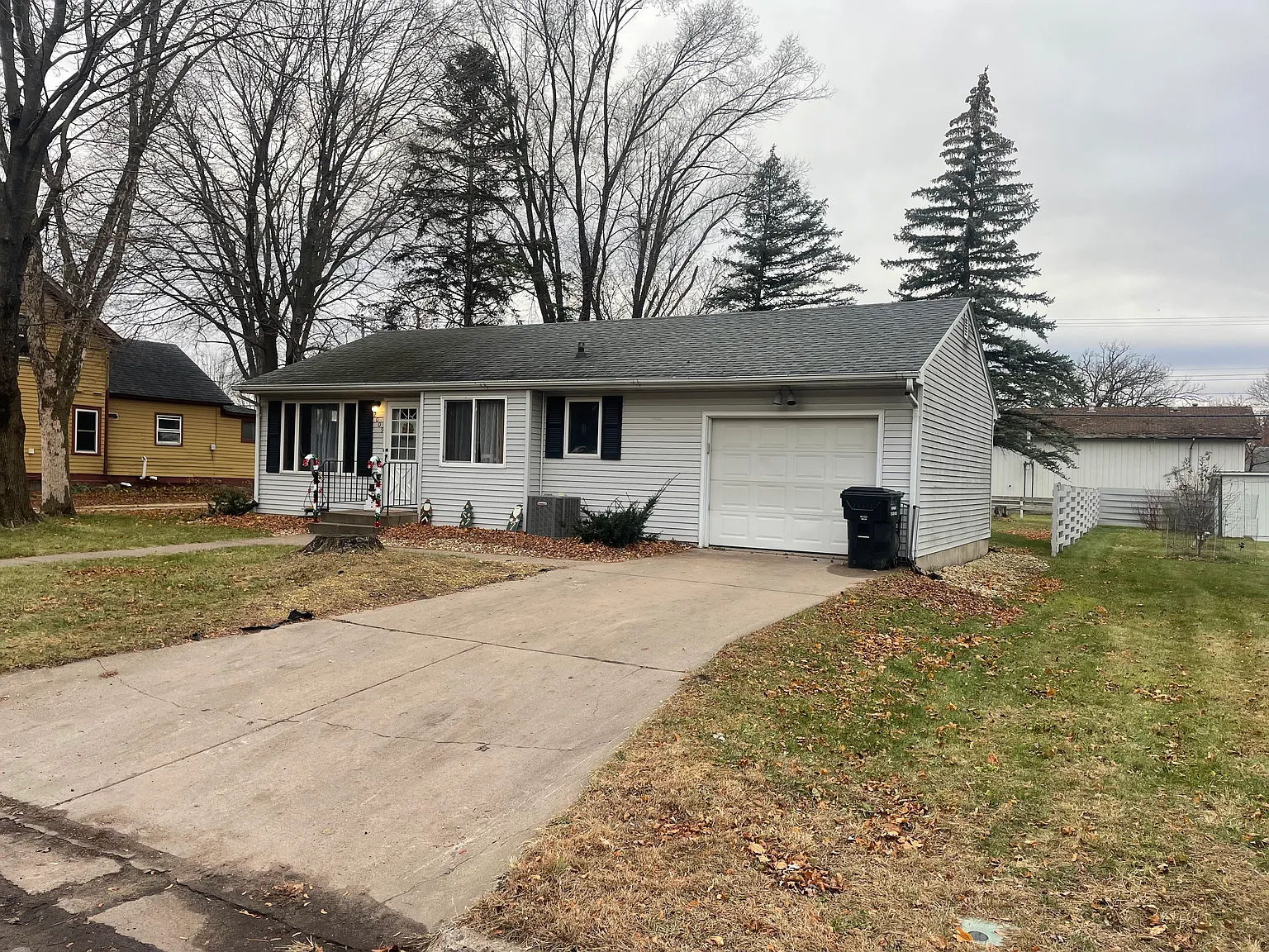 3 bed, 1000 sqft, $1,300 — Photo 1