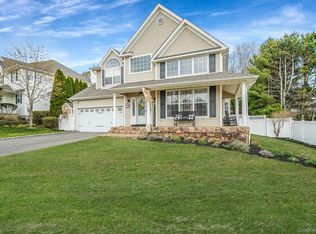 52 Shady View Crossing, Manorville, NY 11949