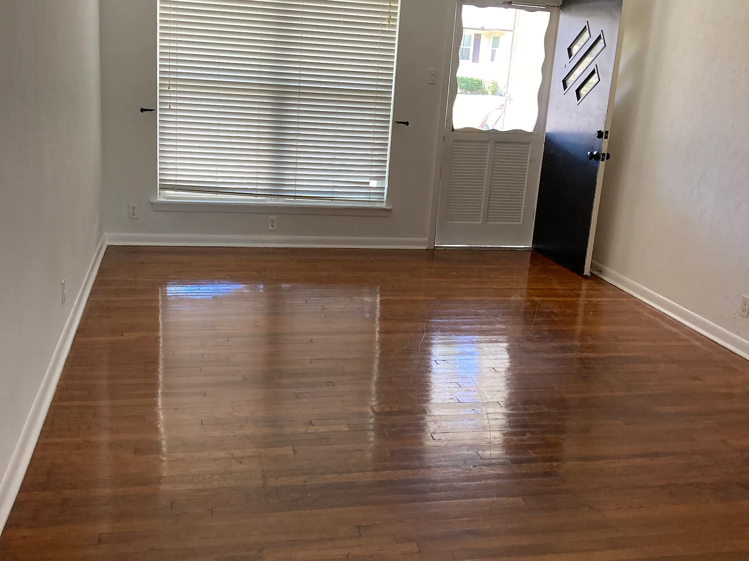 3 bed, 1.5 bath, 1150 sqft, $1,900 — Photo 2