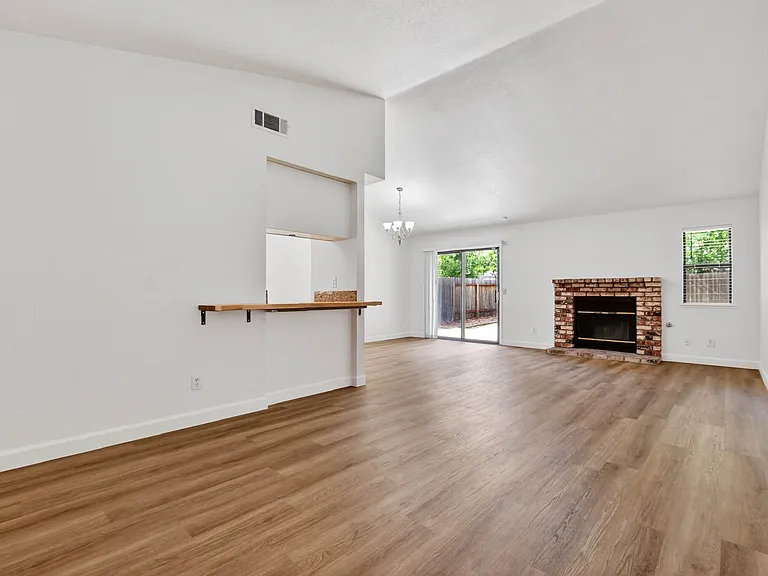5213 Laguna Park Dr — Photo 7