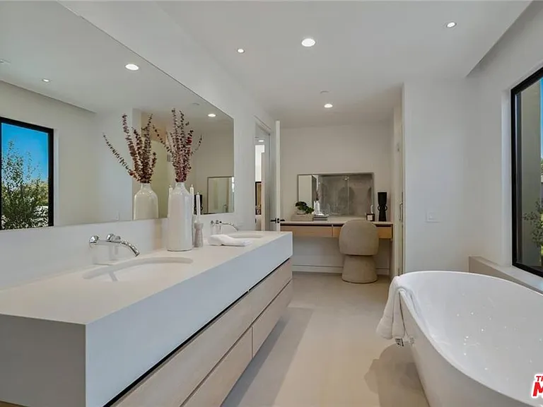 4939 Petit Ave — Photo 32