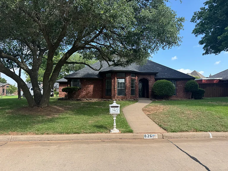 826 Arapaho Dr — Photo 2