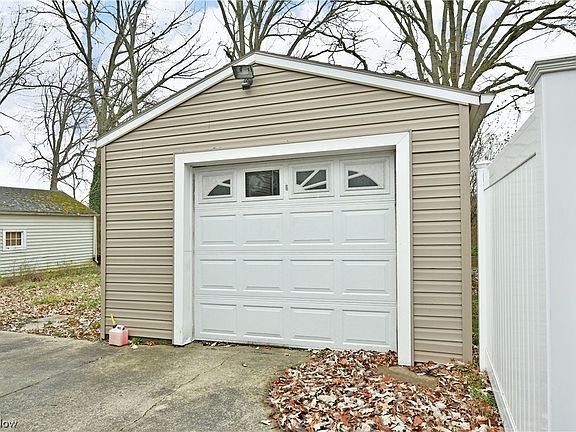 4th image of 146 Helen Ave