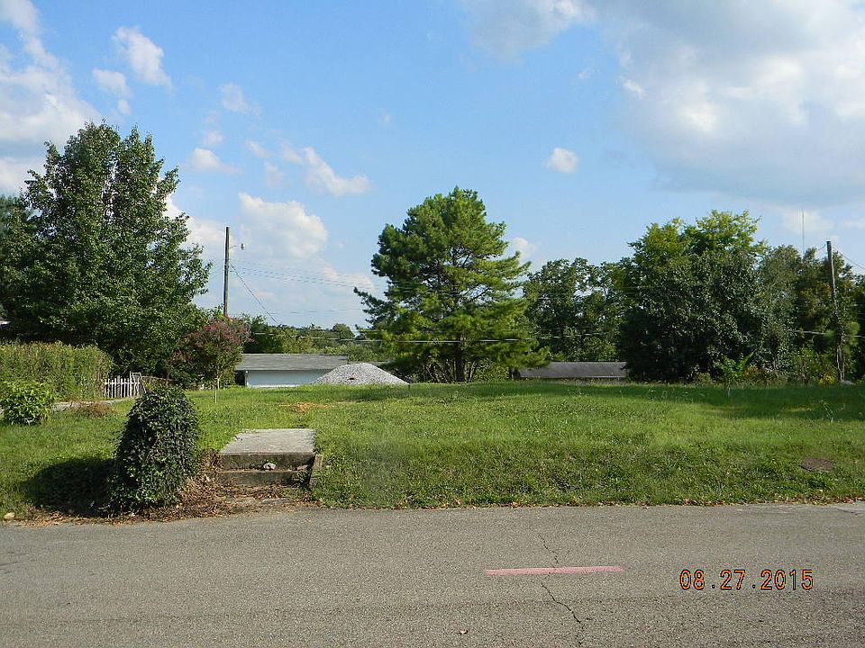 2nd image of 404 NE Midlake Dr