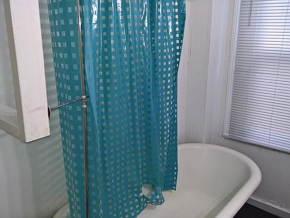 5th image of 915 10th St #1