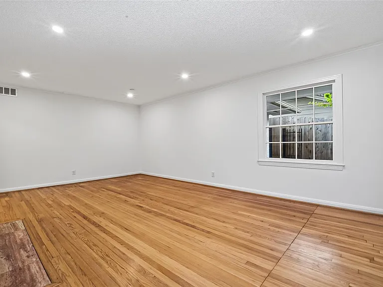 3731 Drake St — Photo 10