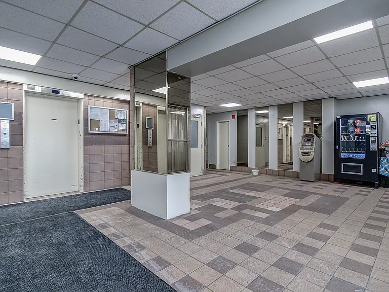 15 Eastbourne Dr — Photo 22