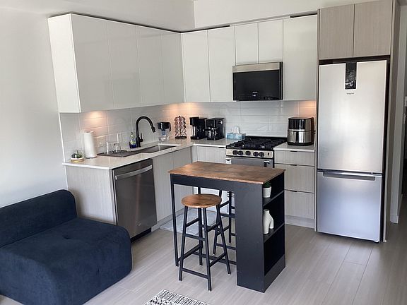 2nd image of 2277 Hawthorne Ave #303