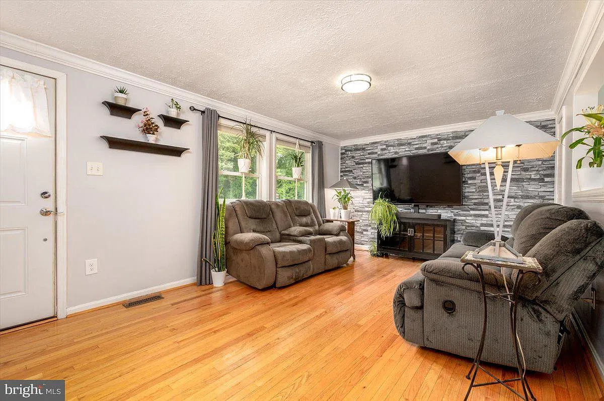 3 bed, 2.0 bath, 1056 sqft, $2,800 — Photo 4