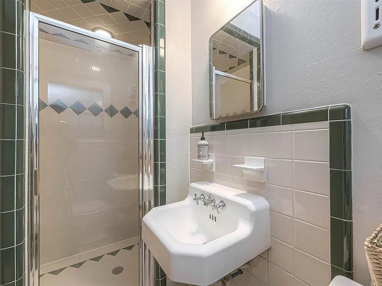 6414 Pineshade Ln — Photo 21